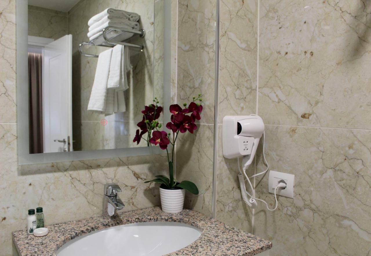 Ramel Hotel Tirana Buitenkant foto